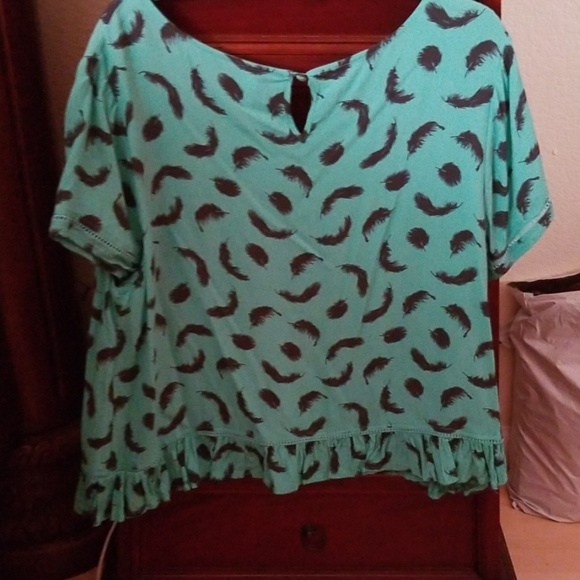 ♡2 for $20 Torrid feather top - Picture 4 of 7